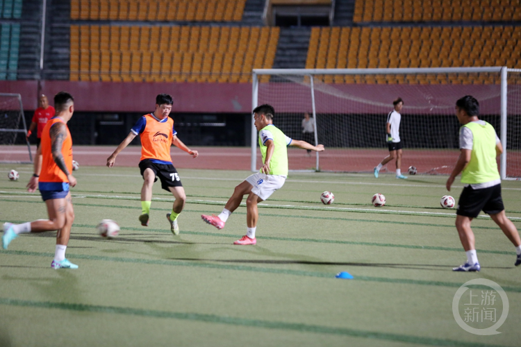 YizZz, 球队组建之 YizZz, 球队组建之